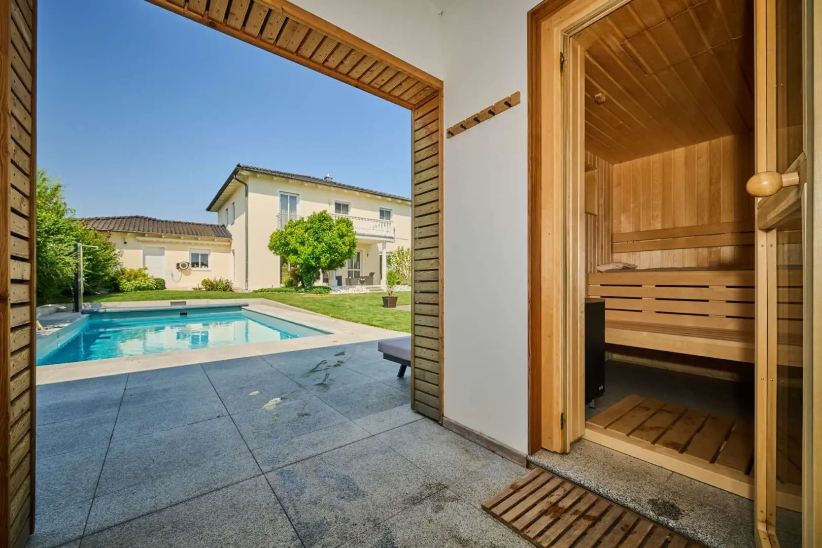 EFH Schambach Garten_Sauna