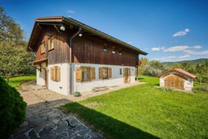 Anwesen Haselbach Haupthaus Außenansicht seitlich