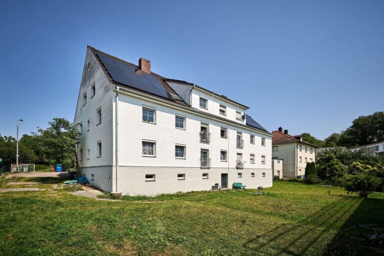MFH Mallersdorf Außenansicht Rückseite mit Garten